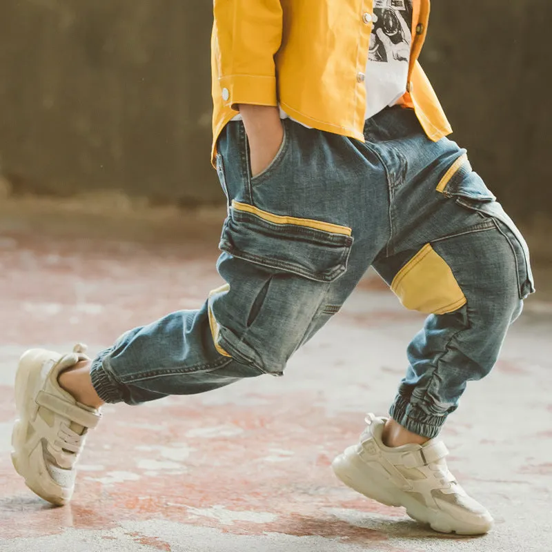 Pantalone tuta cargo denim con inserti gialli e elastico alle caviglie per bambini